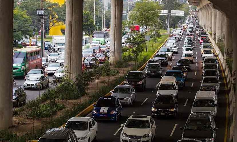 Mexicanos se mueven hasta 80% menos en auto por confinamiento