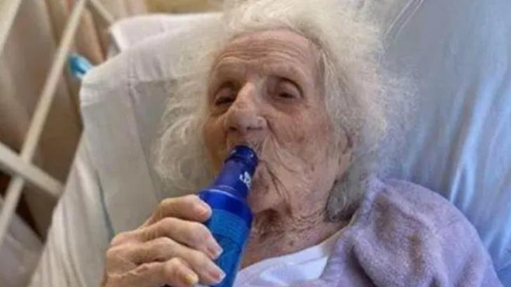 Abuela vence al Covid-19 y celebra con cerveza fría