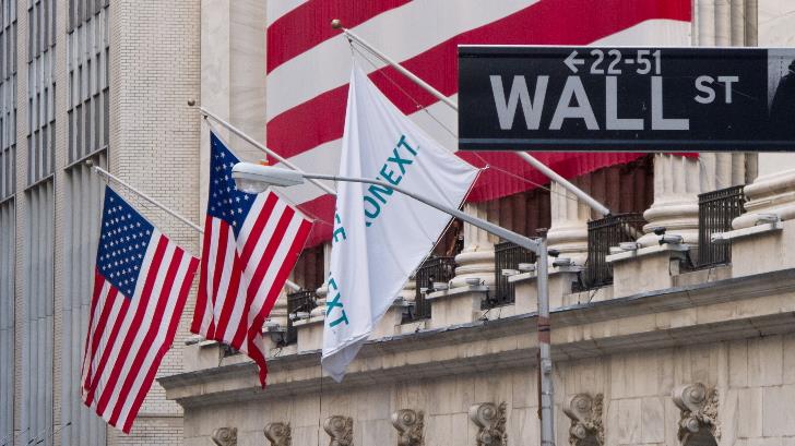 Wall Street baja a paso lento