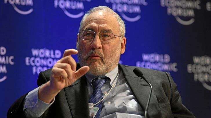 Bancos estrangularon con préstamos a economías del mundo: Joseph E. Stiglitz.