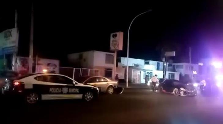 Carambola deja cuatro vehículos destrozados y personas heridas en Guaymas