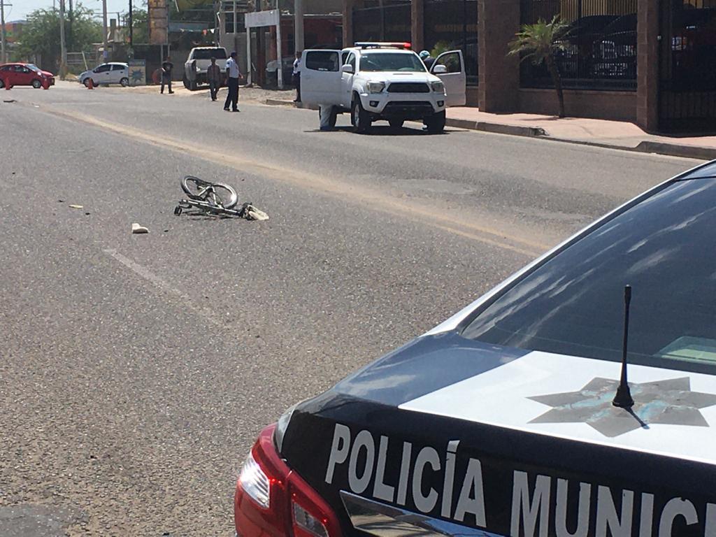 Por presuntamente no respetar el semáforo, ciclista se impacta contra automóvil