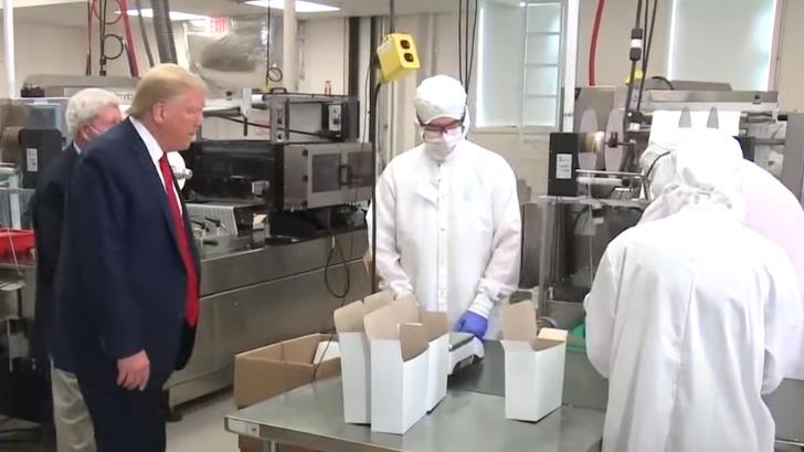 VIDEO | Una más de Trump: visita fábrica sin usar mascarilla