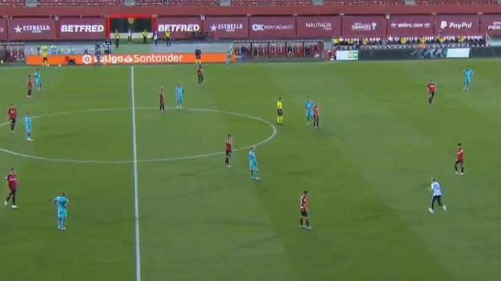 VIDEO | Espontáneo aparece en el juego del Barcelona a puerta cerrada