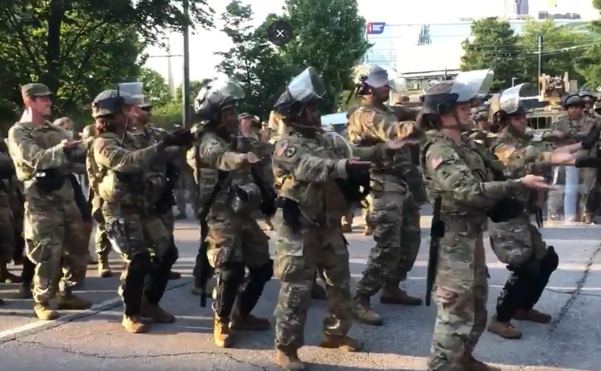 VIDEO | Guardia Nacional y manifestantes bailan ‘La Macarena’ en Atlanta