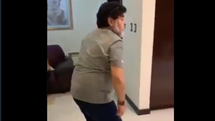 Diego Armando Maradona desata polémica por baile sin ropa interior