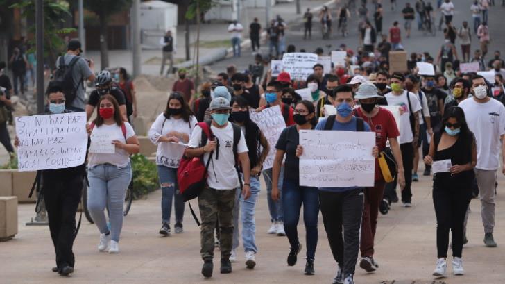 Alumnos de la Universidad de de Guadalajara protestan contra Alfaro