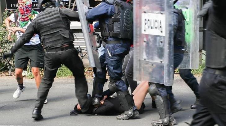 VIDEO | Policías golpean brutalmente a joven de 16 años en manifestación