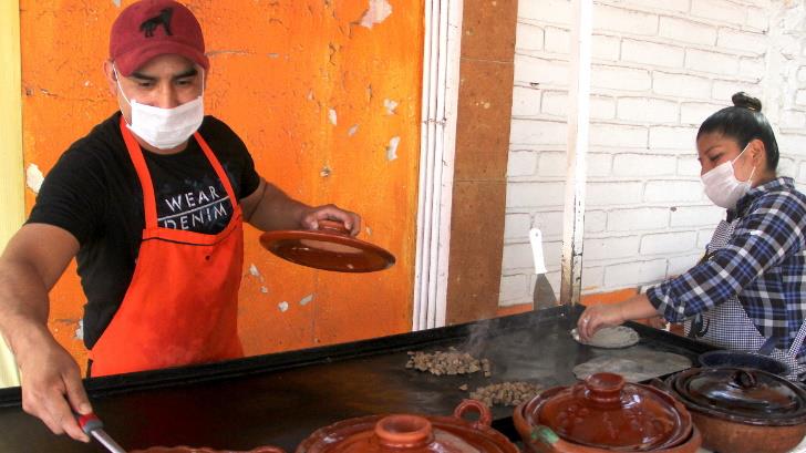 Oaxaqueños en Hermosillo luchan por sacar adelante su negocio durante la contingencia