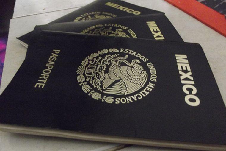 SRE suspende emisión de pasaportes en estados en alerta por huracán