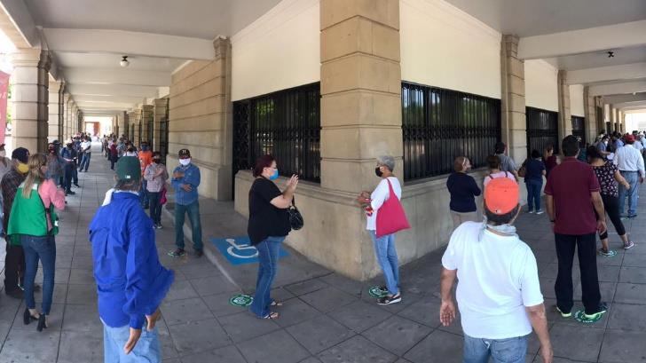 Jubilados del Ayuntamiento de Hermosillo hacen fila para recibir pensión