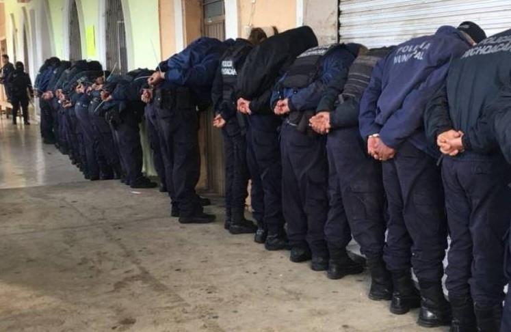 Fiscalía de NL arresta a 27 policías por haber liberado a detenidos