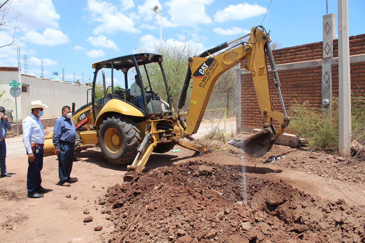 Supervisan obra de red de agua potable en Álamos