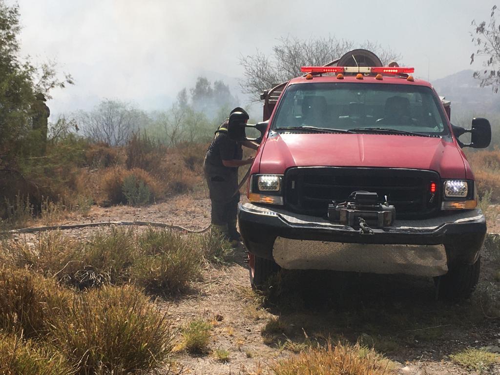 VIDEO - Luchan bomberos contra incendio