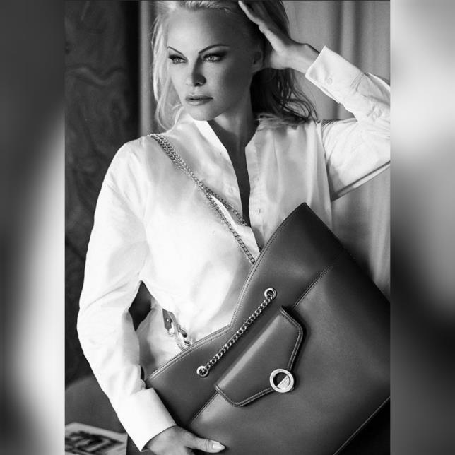 Pamela Anderson promociona su bolsos