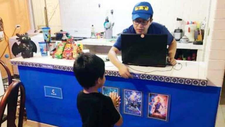 Una familia hace un cine casero para su hijo