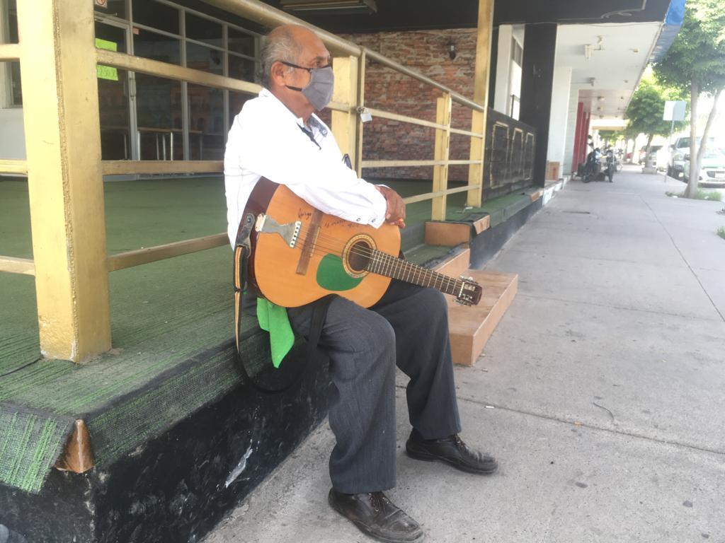 Con 72 años, Don Audón vuelve a las calles con su guitarra para poder comer