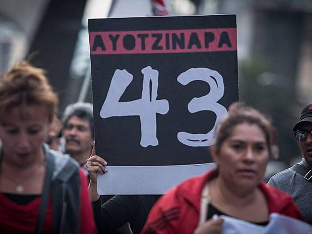 Familiares de los 43 estudiantes de Ayotzinapa llegan a Palacio Nacional