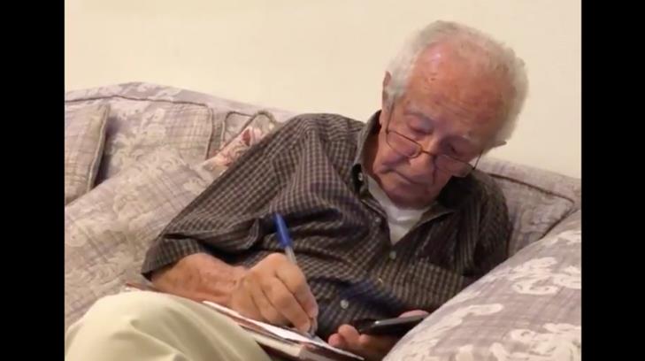 VIDEO | Tierno abuelito anota a quién saluda por Whatsapp
