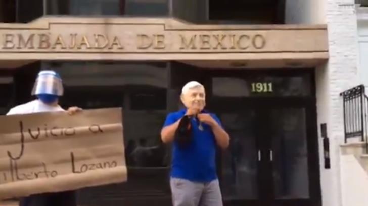 VIDEO | Simpatizantes esperan a López Obrador fuera de Embajada mexicana en EU