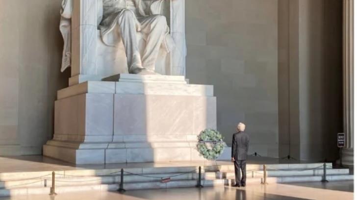 Gira de AMLO en EU inicia en memorial a Lincoln