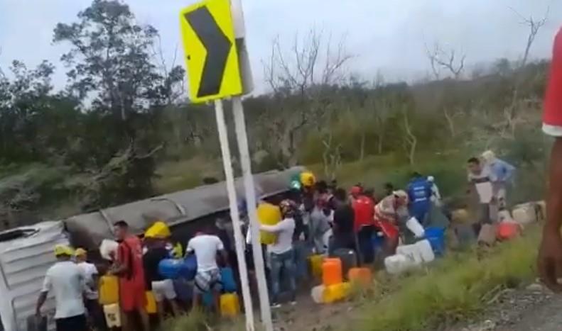 VIDEO - Hacían rapiña a camión con gasolina y explota en Colombia