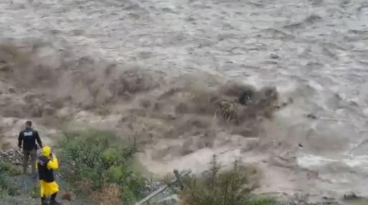 Lluvias arrastran camioneta con 10 personas dentro