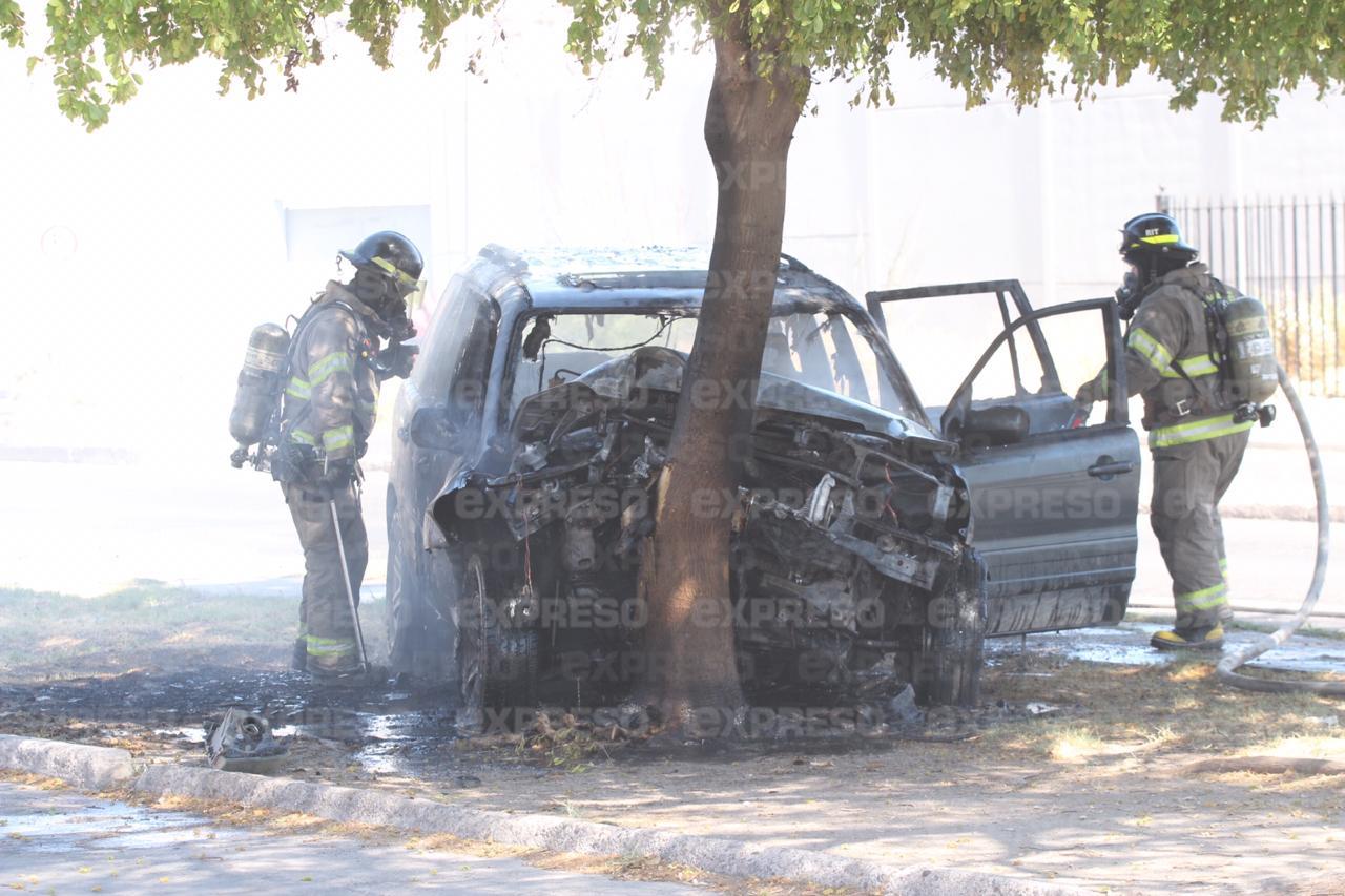 VIDEO | Auto se incendia tras impactar contra un árbol en la colonia Las Palmas