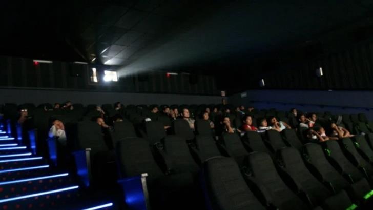 Mexicanos reducirán visitas al cine, bares y restaurantes: encuesta