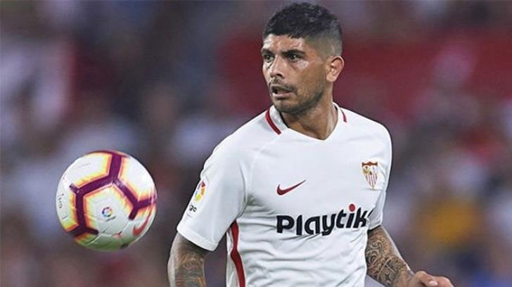 Éver Banega de fiesta en antro