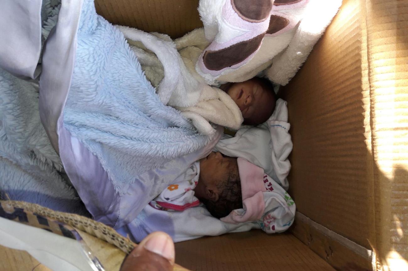 Abandonan a dos recién nacidos en plaza de Coahuila