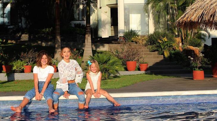 Geraldine Bazán responde a críticas por viajar con sus hijas