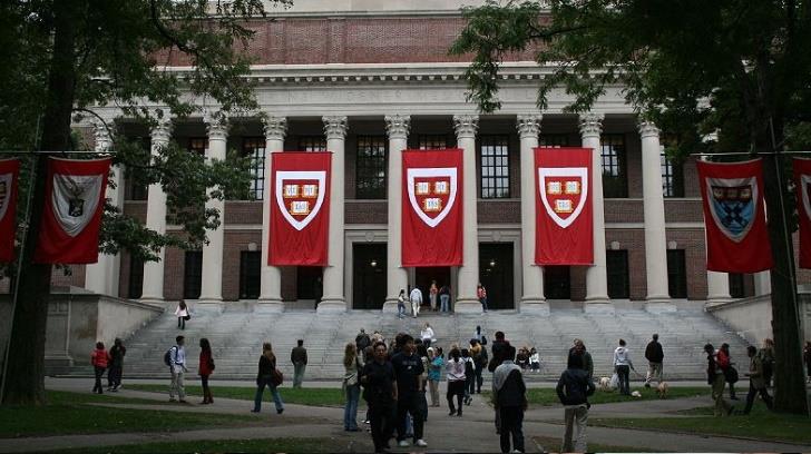 Demanda Harvard restricciones a visas estudiantiles