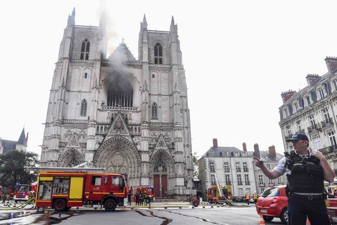Francia despierta con la catedral de Nantes en llamas