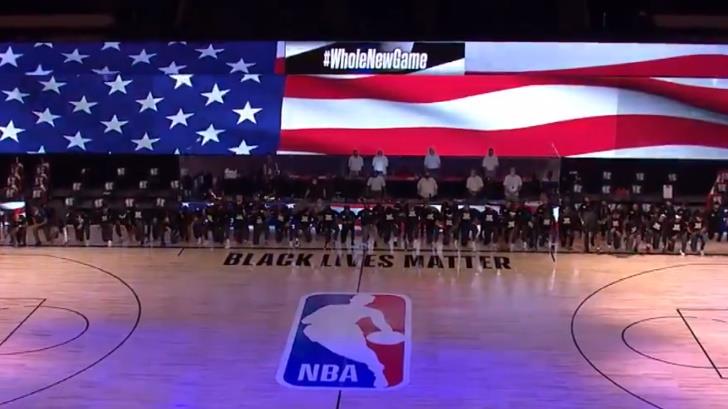 VIDEO | Jugadores se arrodillan durante el Himno en el regreso de la NBA