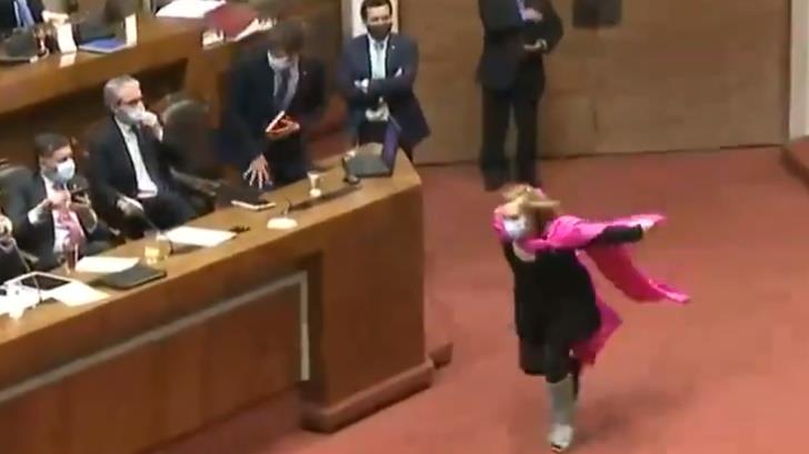 VIDEO | Diputada chilena celebra nueva reforma corriendo como Naruto