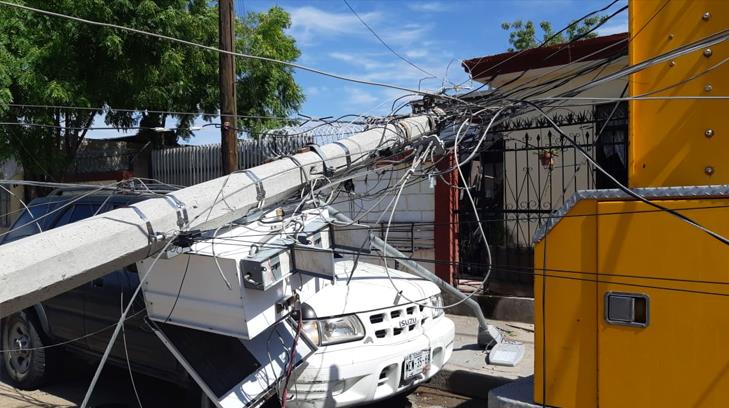 Caída de poste deja destrozos en la colonia Progresista