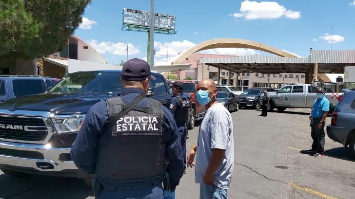 Turistas de EU encuentran hueco en Nogales para cruzar a México