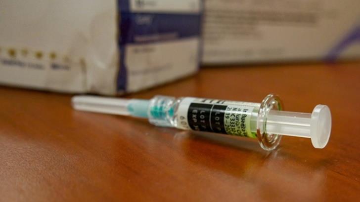 Reanuda AstraZeneca ensayos de vacuna contra Covid-19