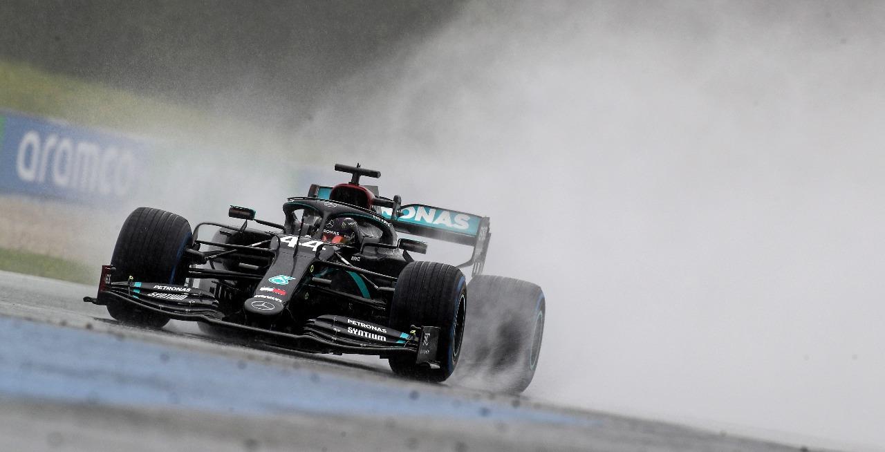 Lewis Hamilton dominó la lluvia