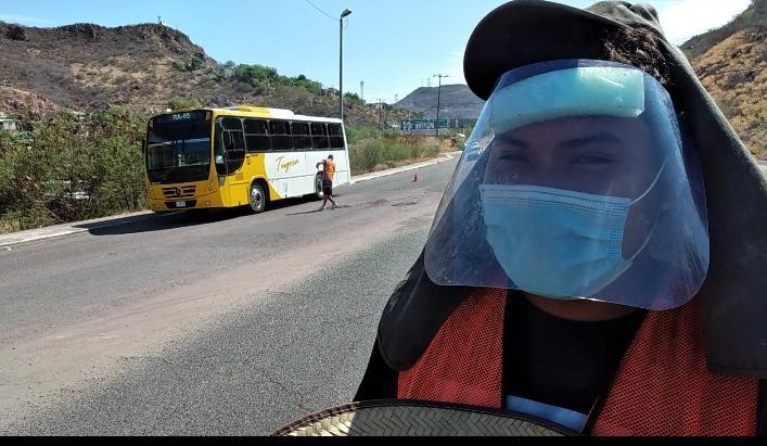 Tres jóvenes dedican sus mañanas a arreglar los baches de Guaymas