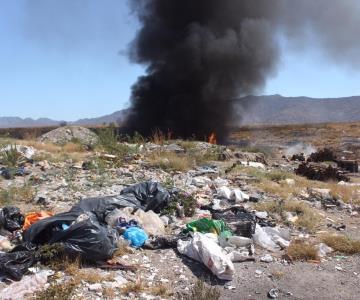 Incendio de basurero sin sofocar se convierte en un infierno para vecinos de Las Amapolas