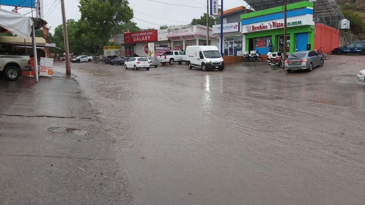 Le pegan su manita de gato a canales ante lluvias en Nogales