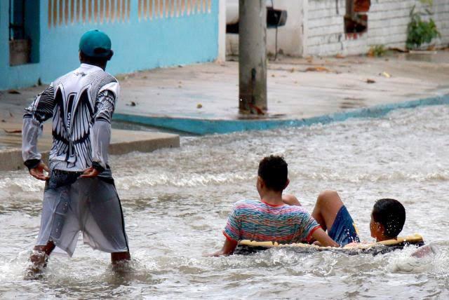 Advierten del riesgo de bañarse en las calles