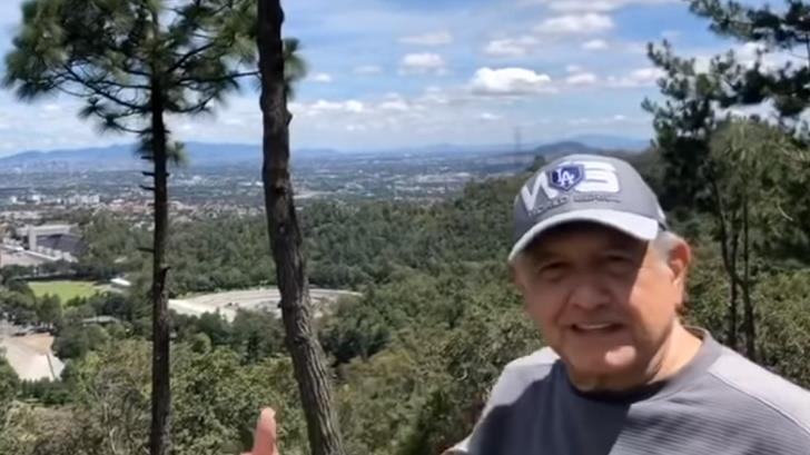 VIDEO | López Obrador sube a cerro en Tlalpan para ejercitarse