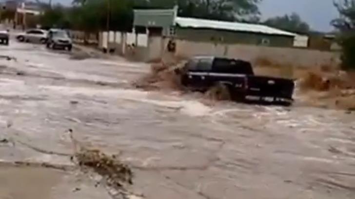 VIDEO | Auto es arrastrado por la corriente de un arroyo en Sonoyta