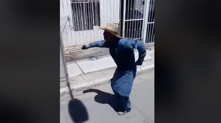 VIDEO | Recolector de basura le zapatea mientras trabaja