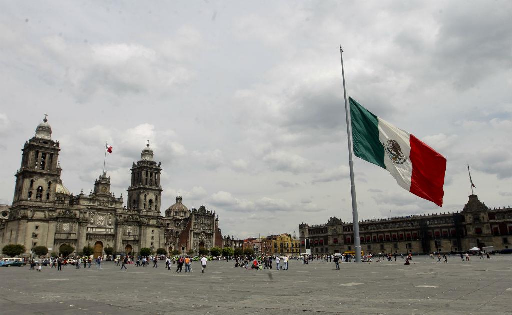 Izan bandera a media asta en el Zócalo por muertos de Covid