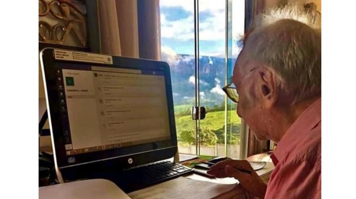 Abuelito de 92 años toma clases virtuales para ser arquitecto