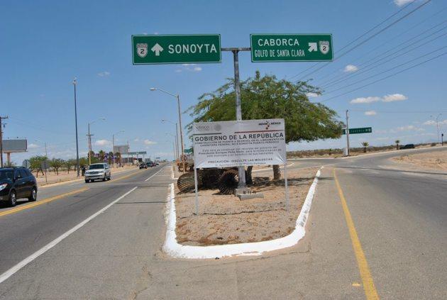 Grupo armado despoja de su vehículo a hombre en la carretera Sonoyta-Caborca